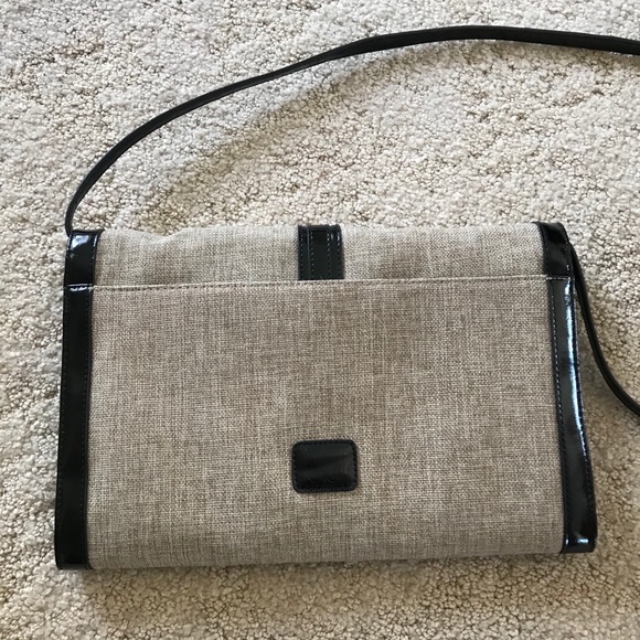 Liz Claiborne Spring Ahead Straw/Blk Patent Clutch - Picture 3 of 15